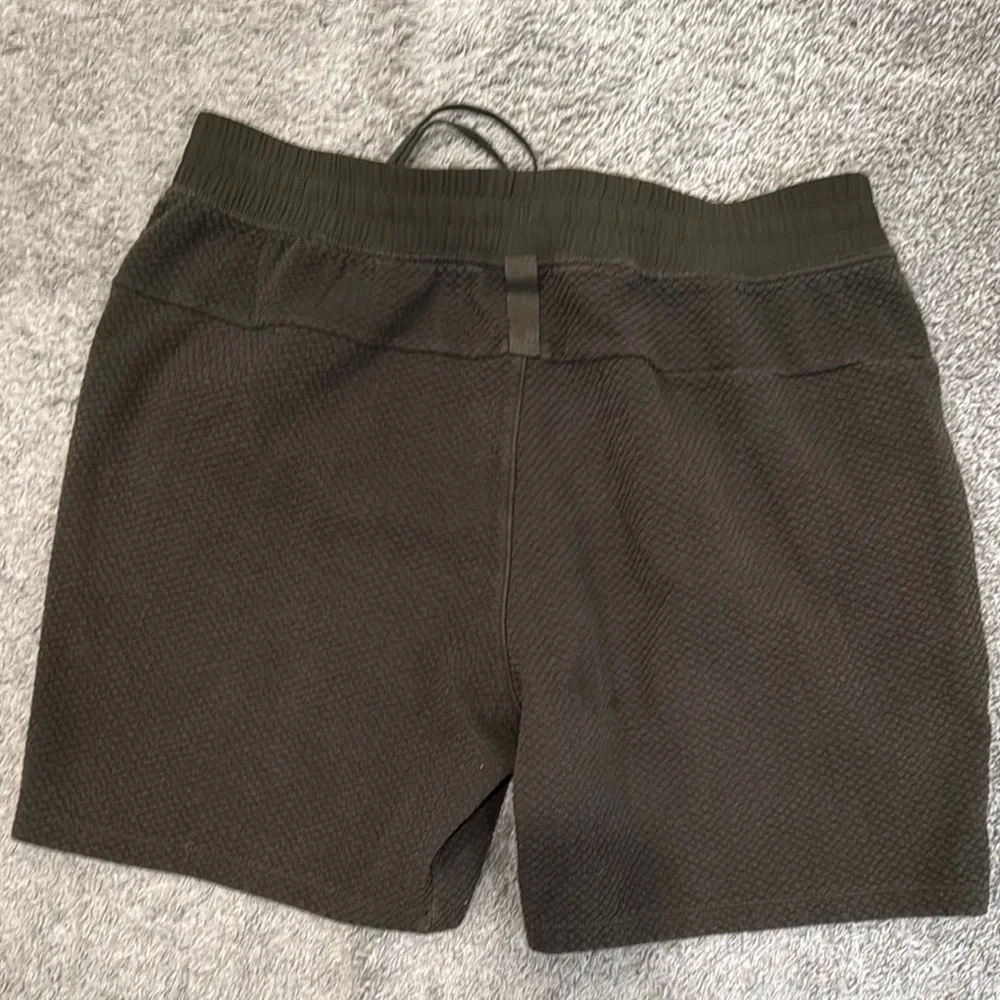 Lululemon green textured shorts - Picture 2 of 6